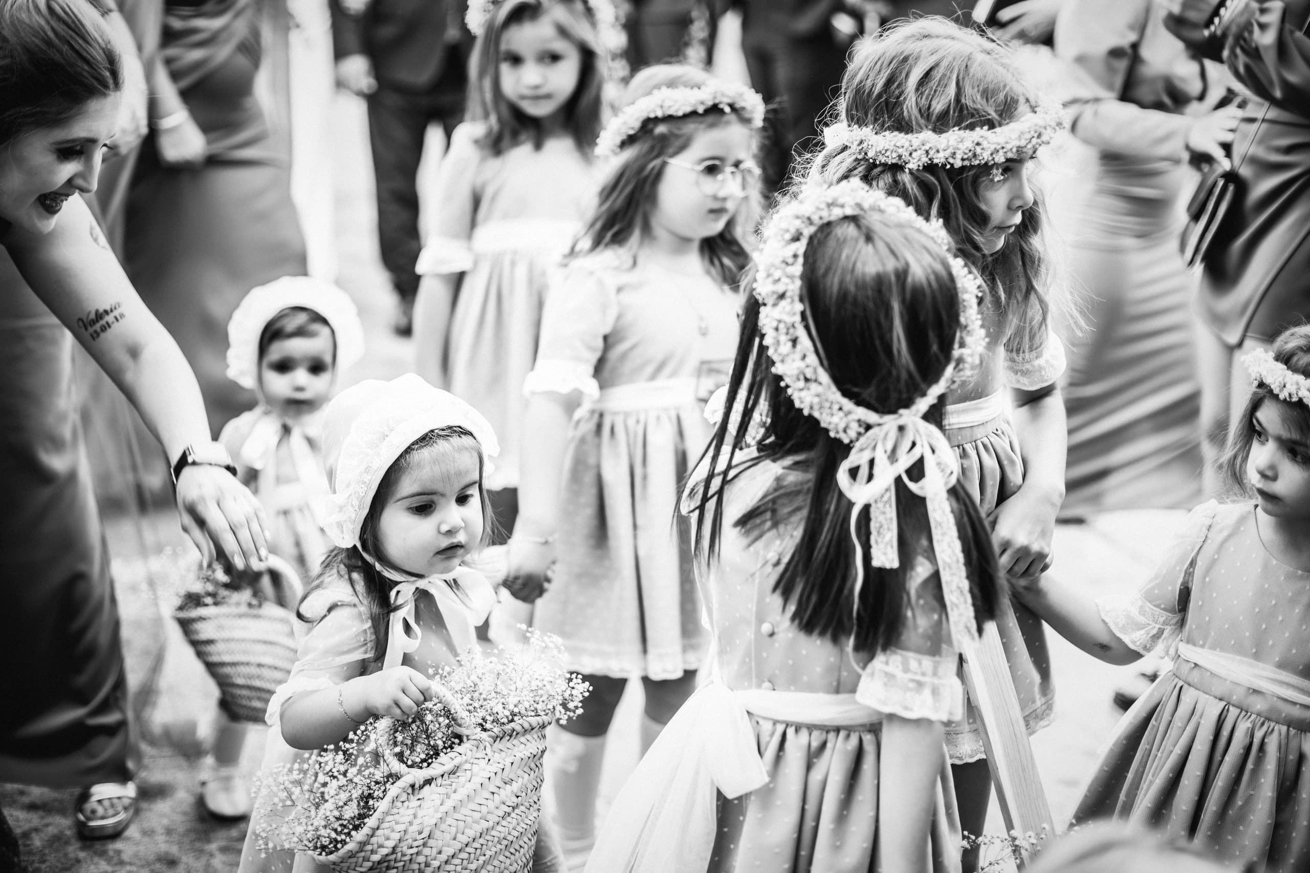 Las niñas con coronas de flores, en blanco y negro