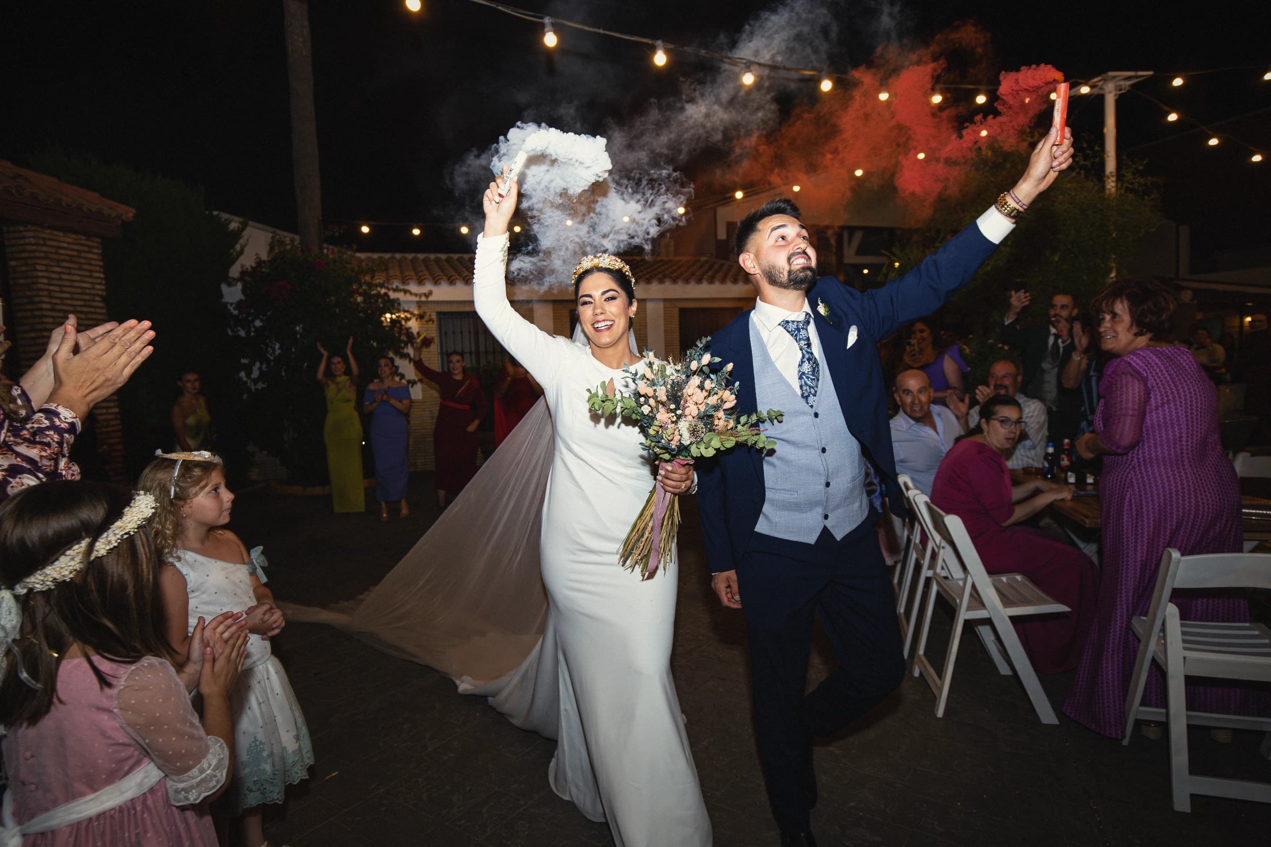 Entrada a la fiesta con bengalas de humo