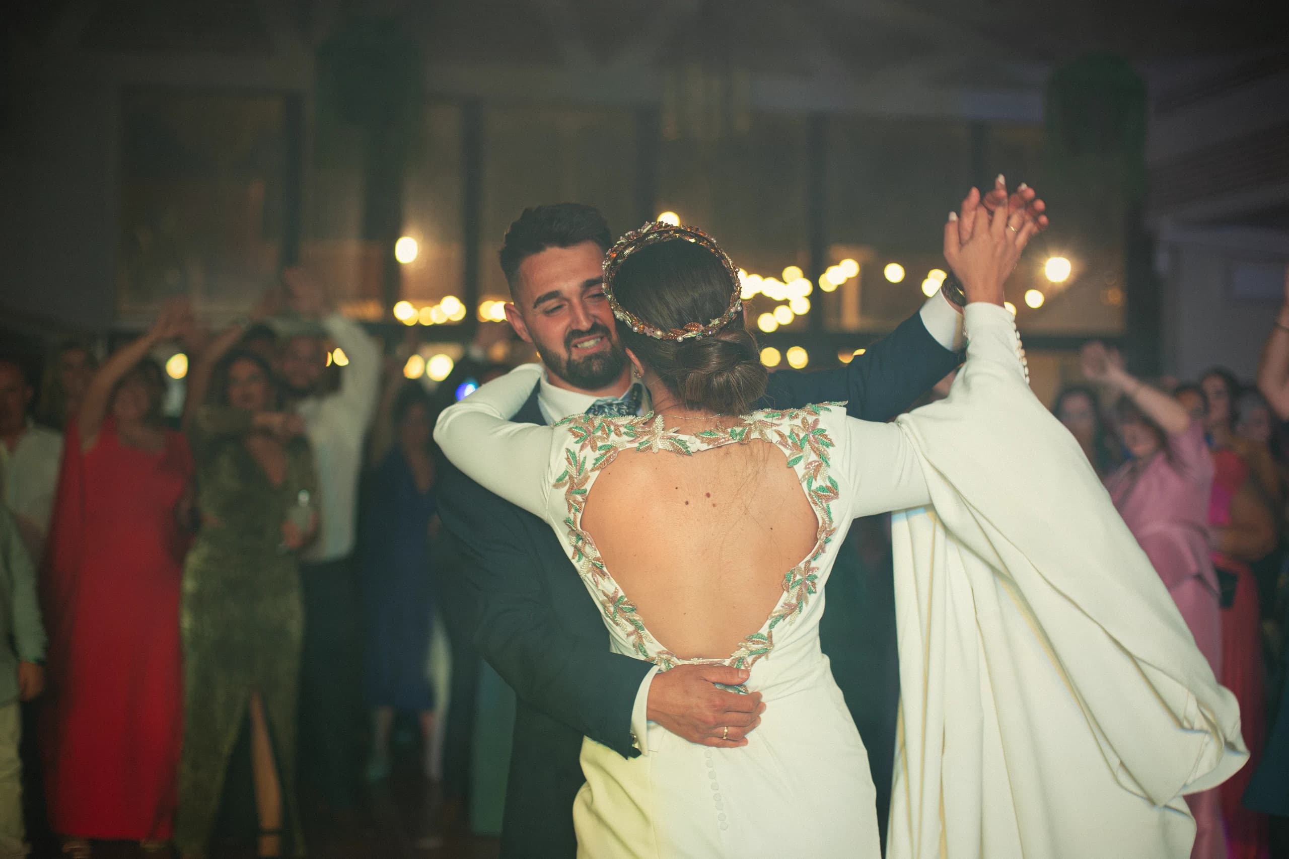 El novio bailando entre chispas