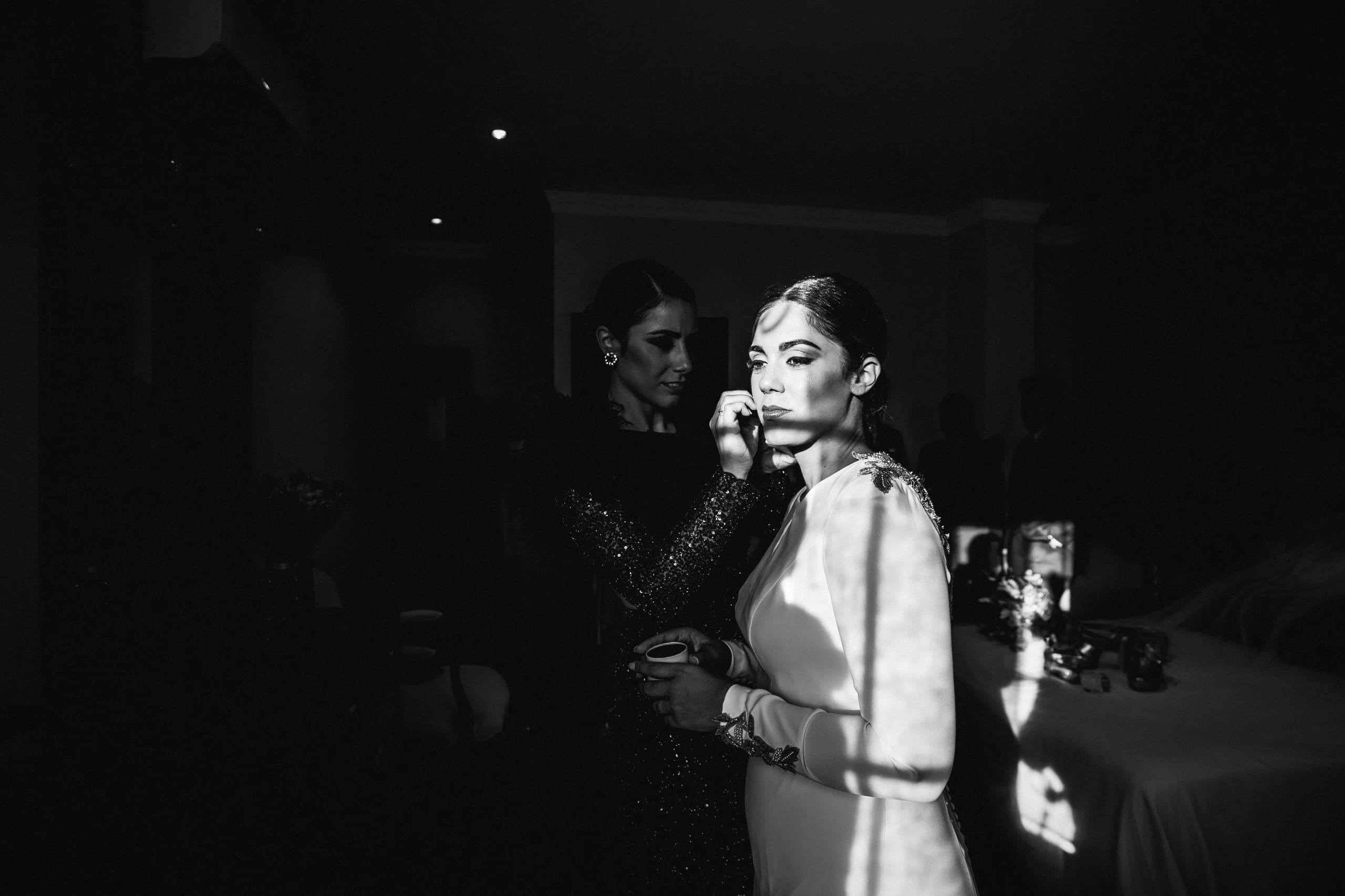 La novia a oscuras durante la fiesta, en blanco y negro