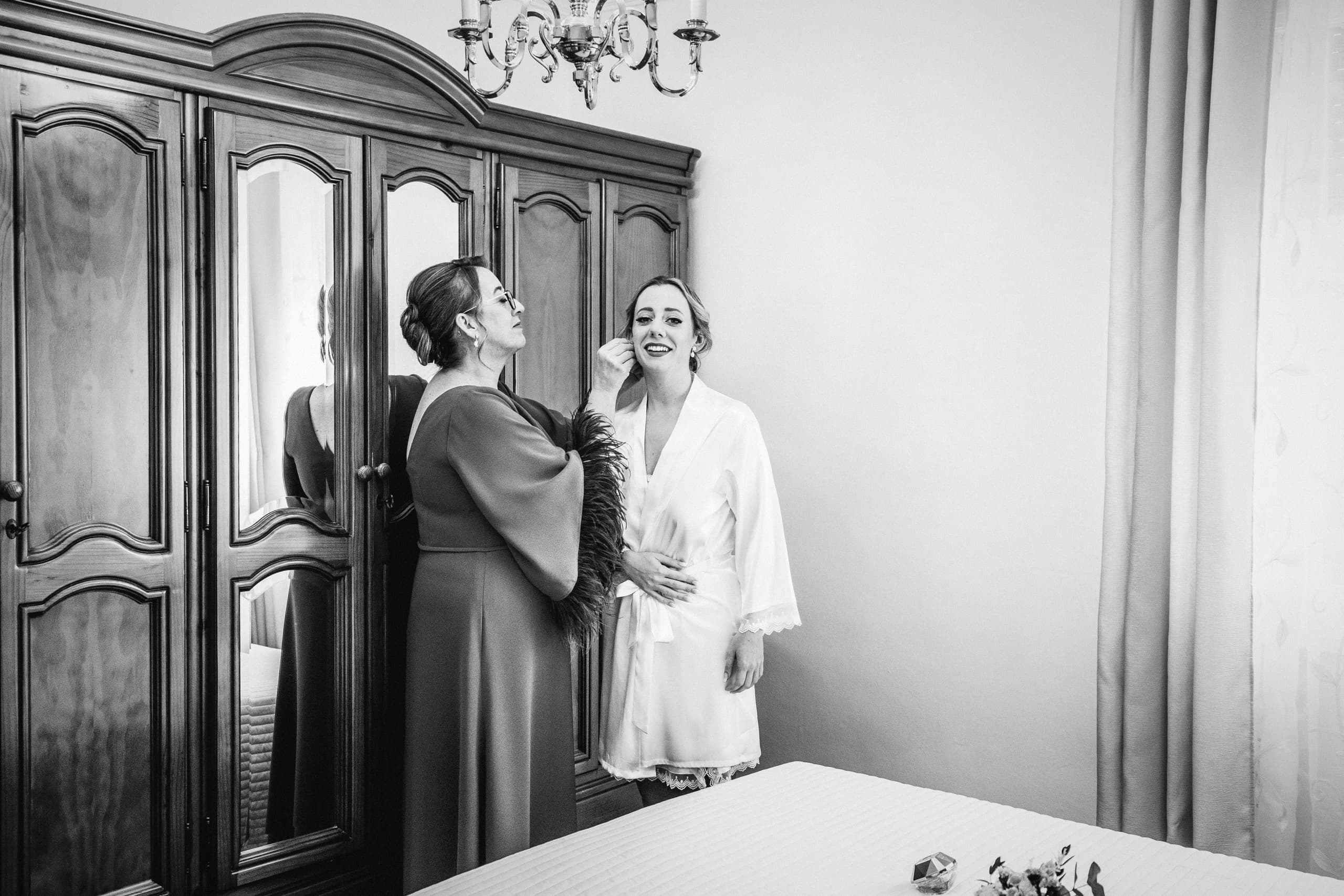 La novia con su madre durante los preparativos, en blanco y negro