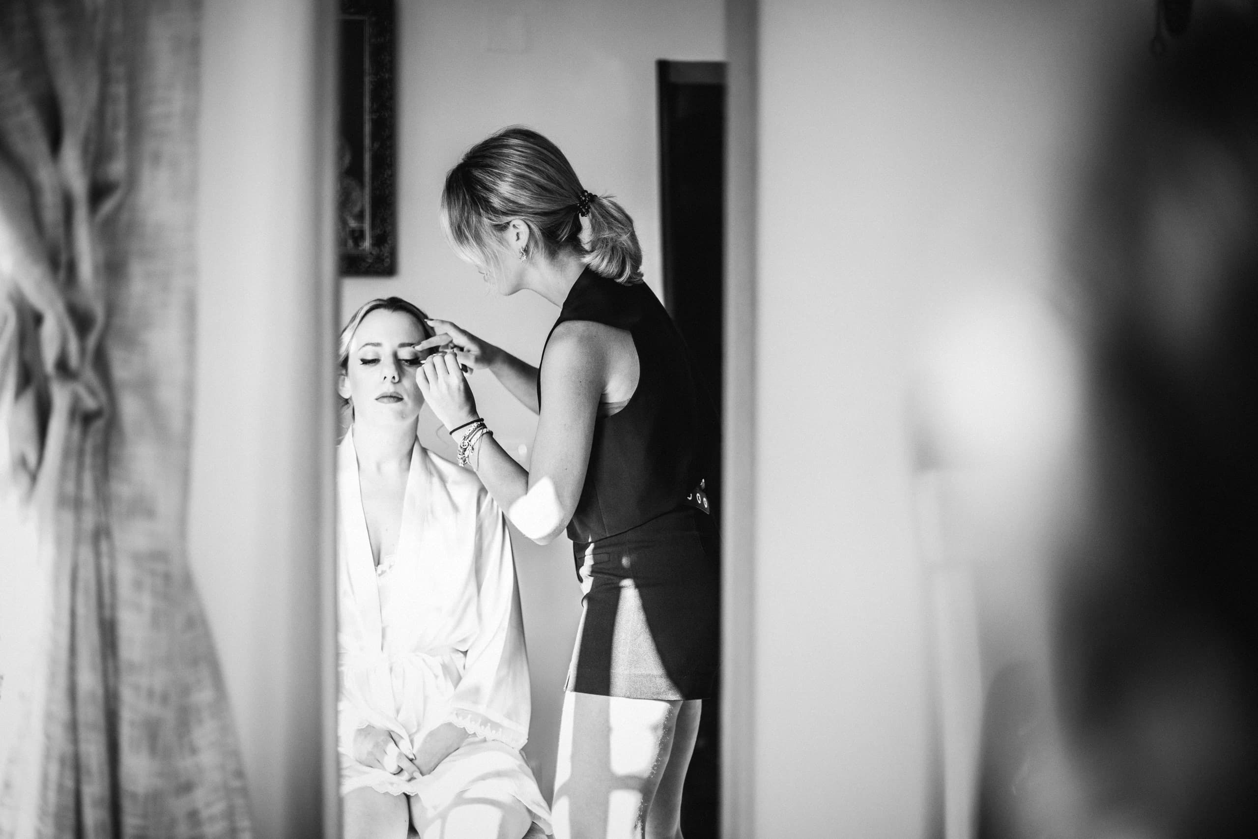 El maquillaje de la novia, en blanco y negro