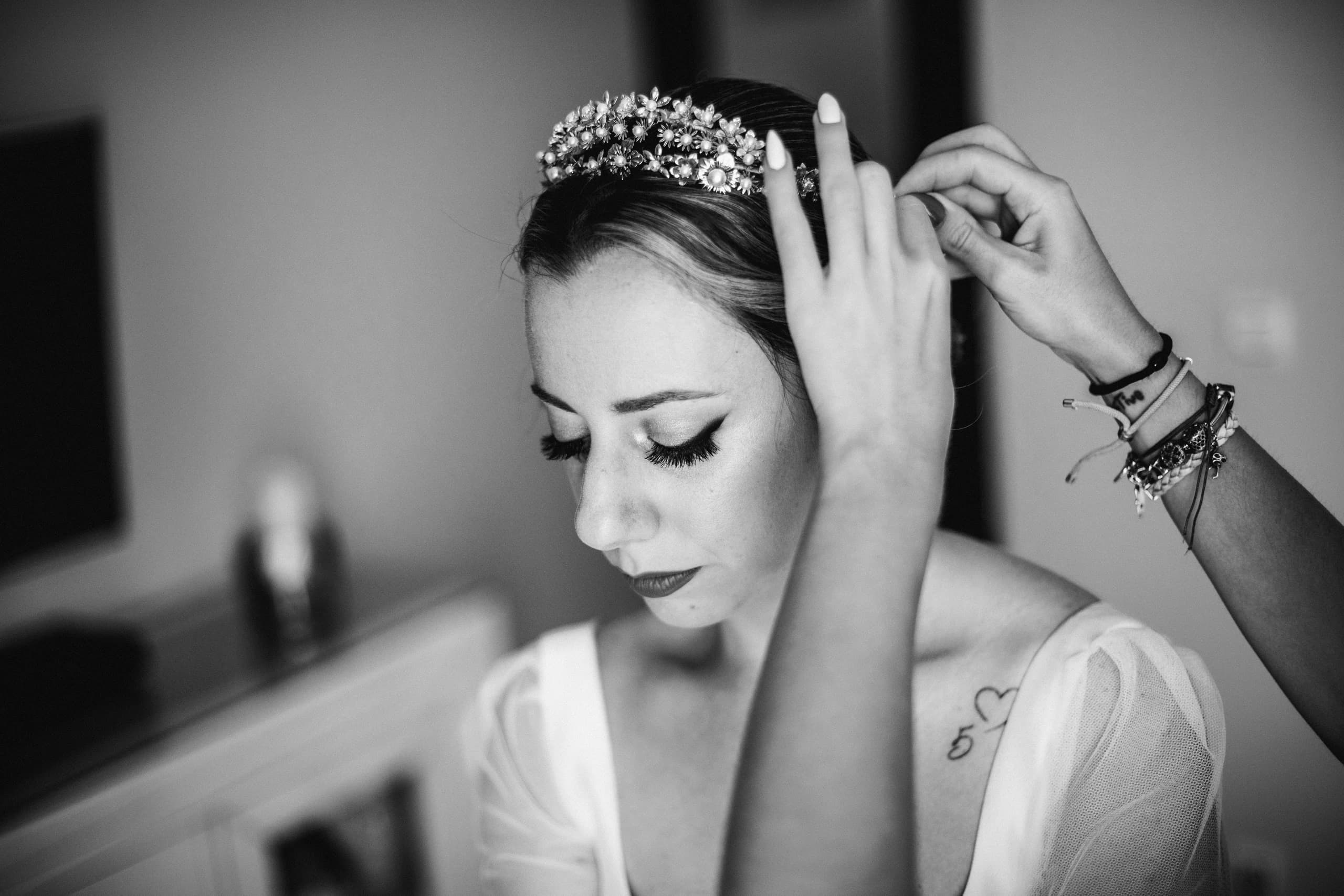 La novia colocándose la tiara