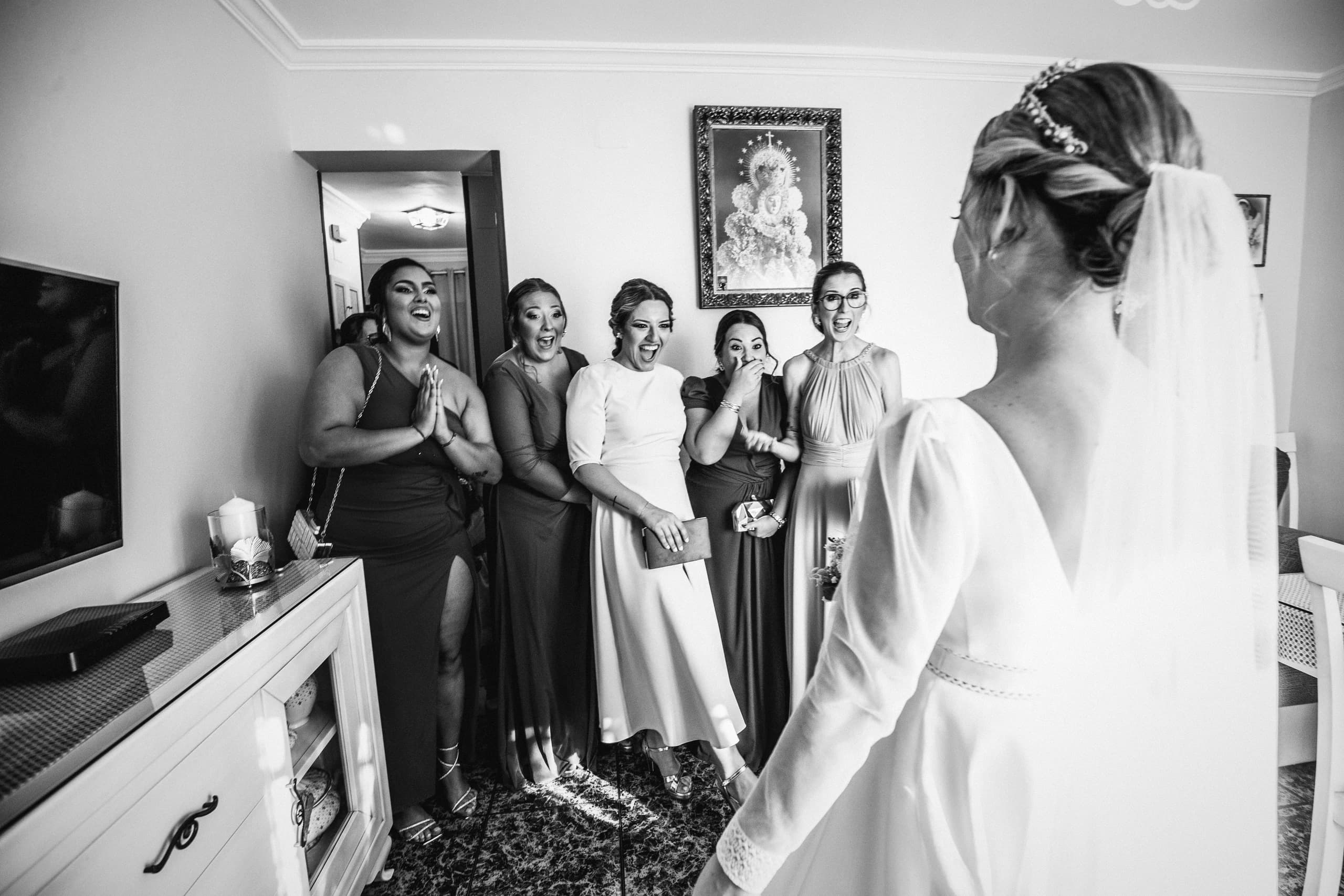La novia con sus damas de honor, en blanco y negro