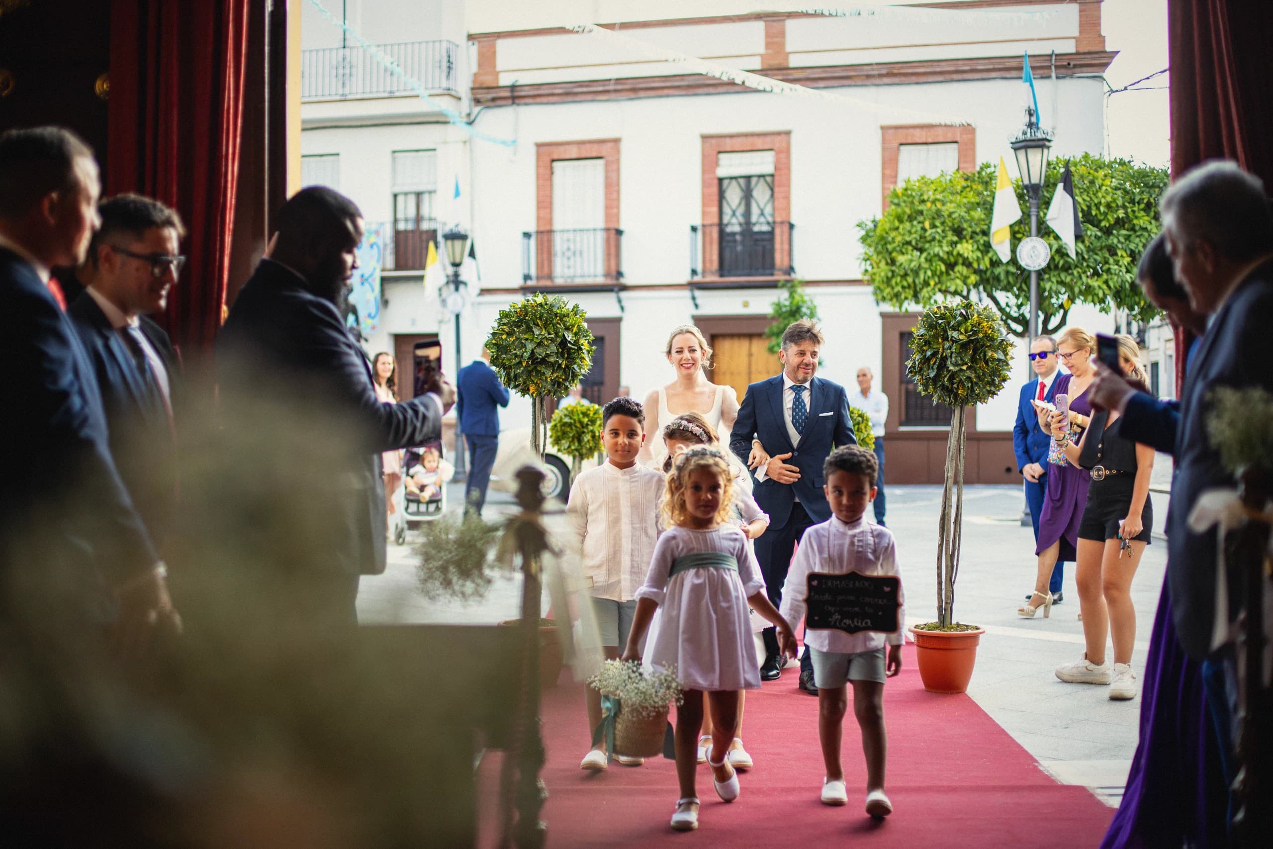 Los pajes entrando por la alfombra roja
