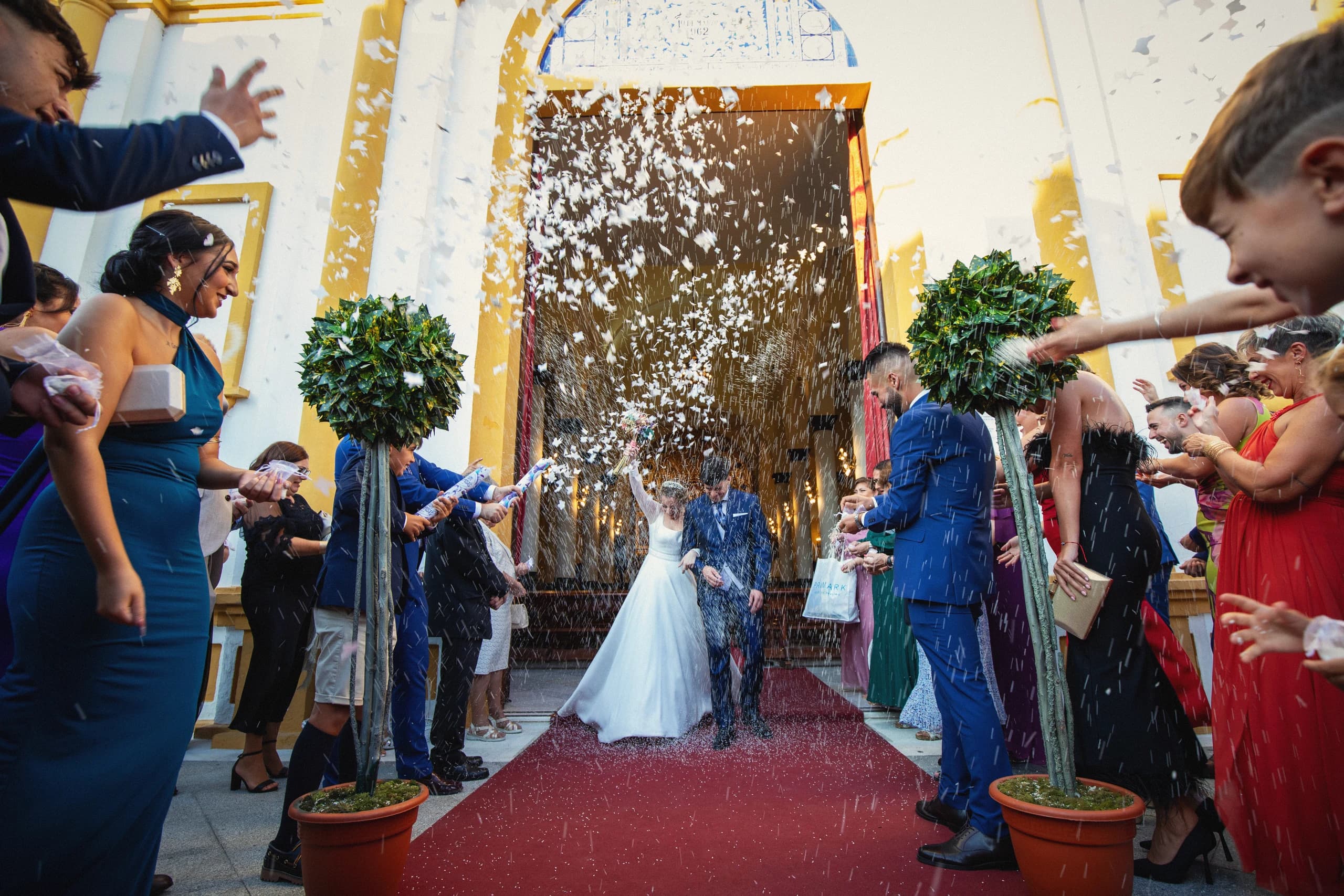Confeti dorado a la salida de la iglesia