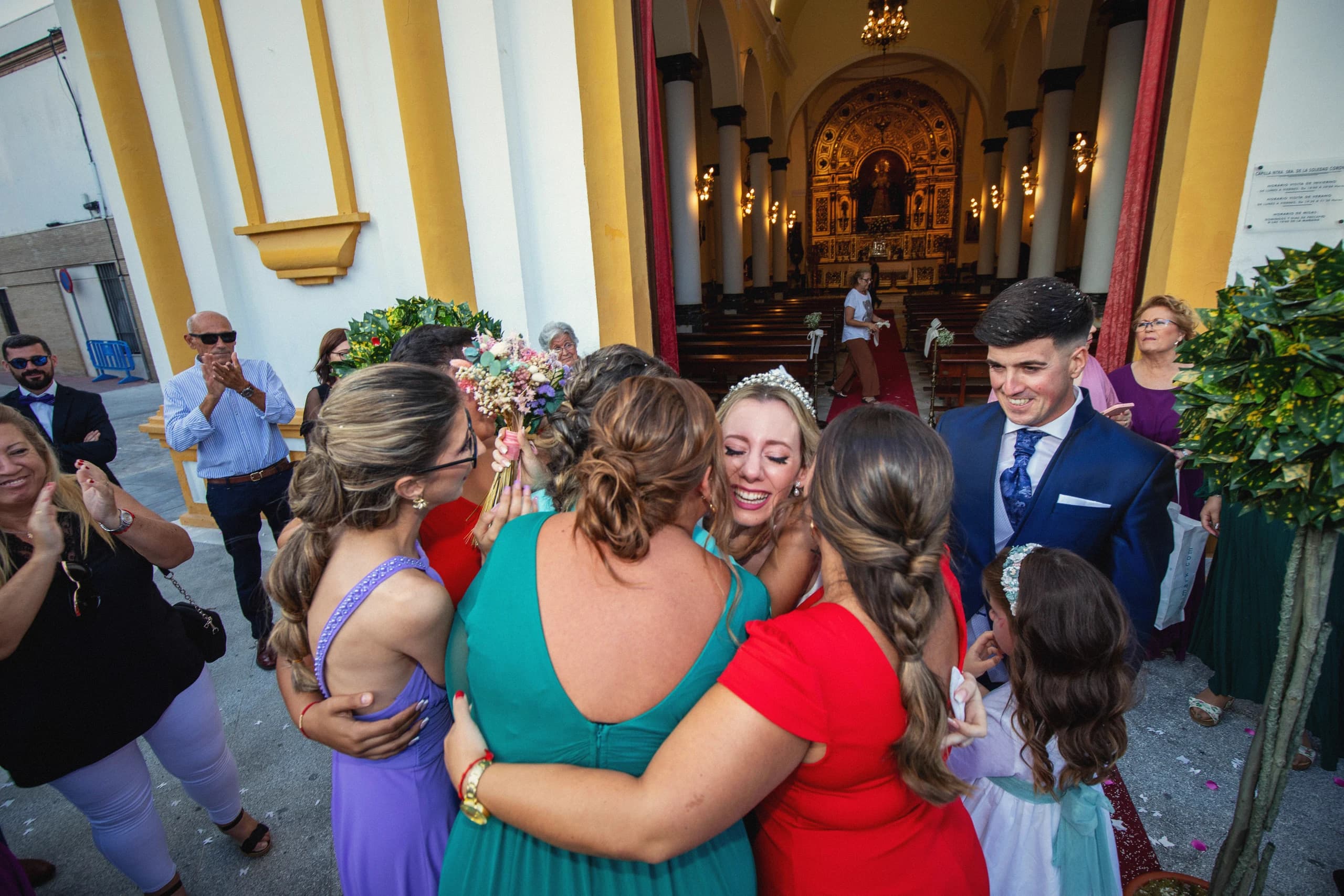 Abrazos con las invitadas a la puerta de la iglesia