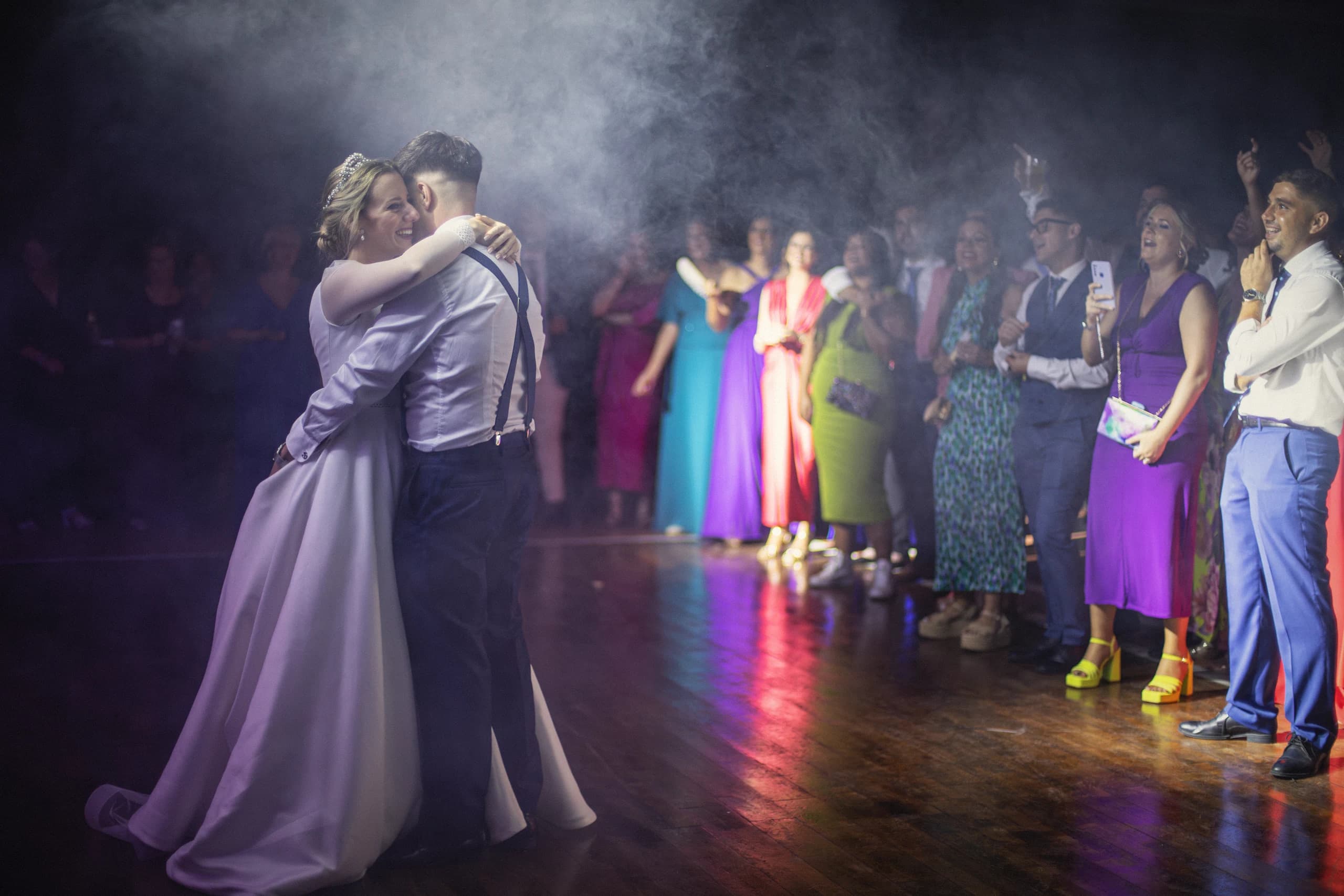 Primer baile entre el humo de la pista