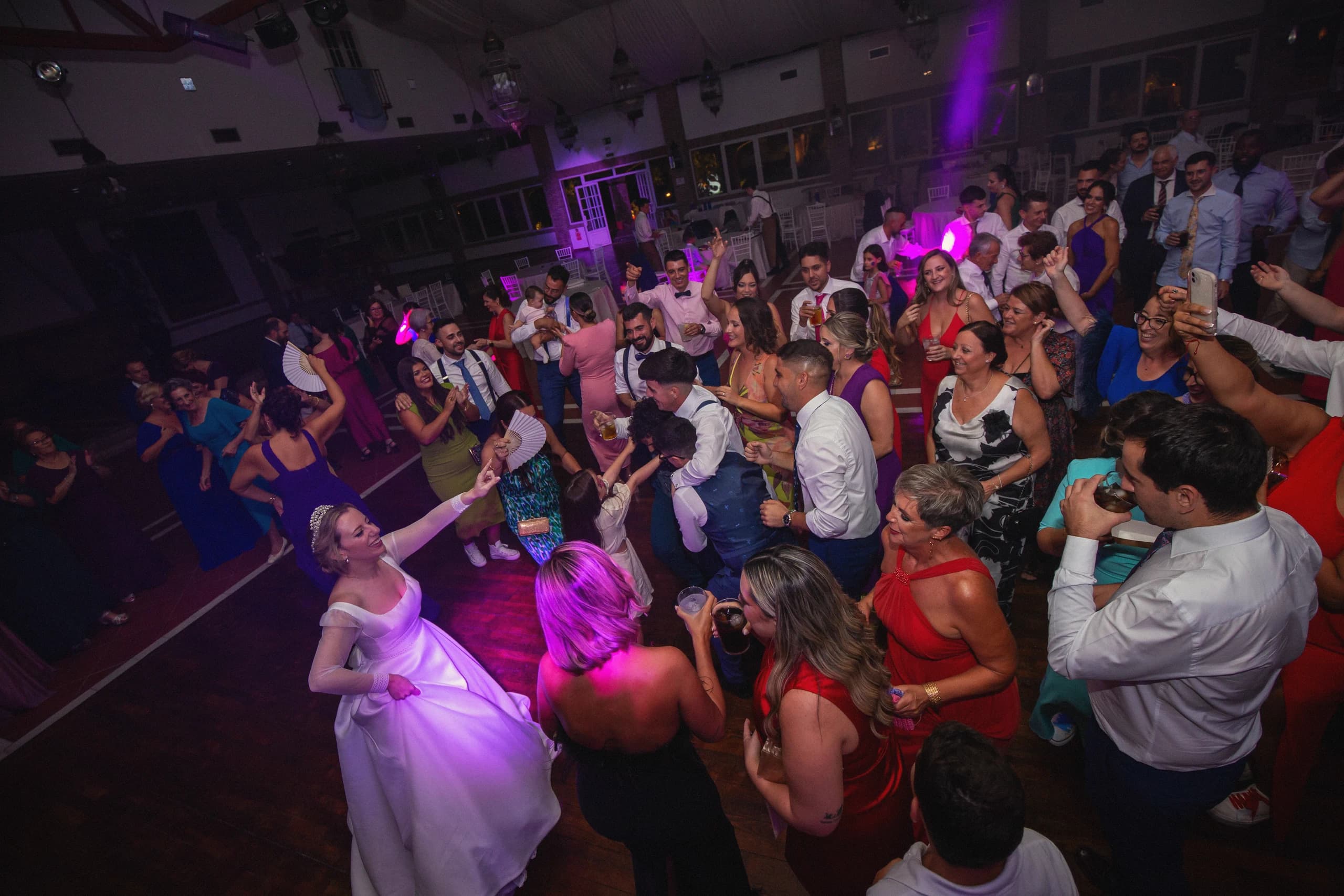 La fiesta con luces moradas