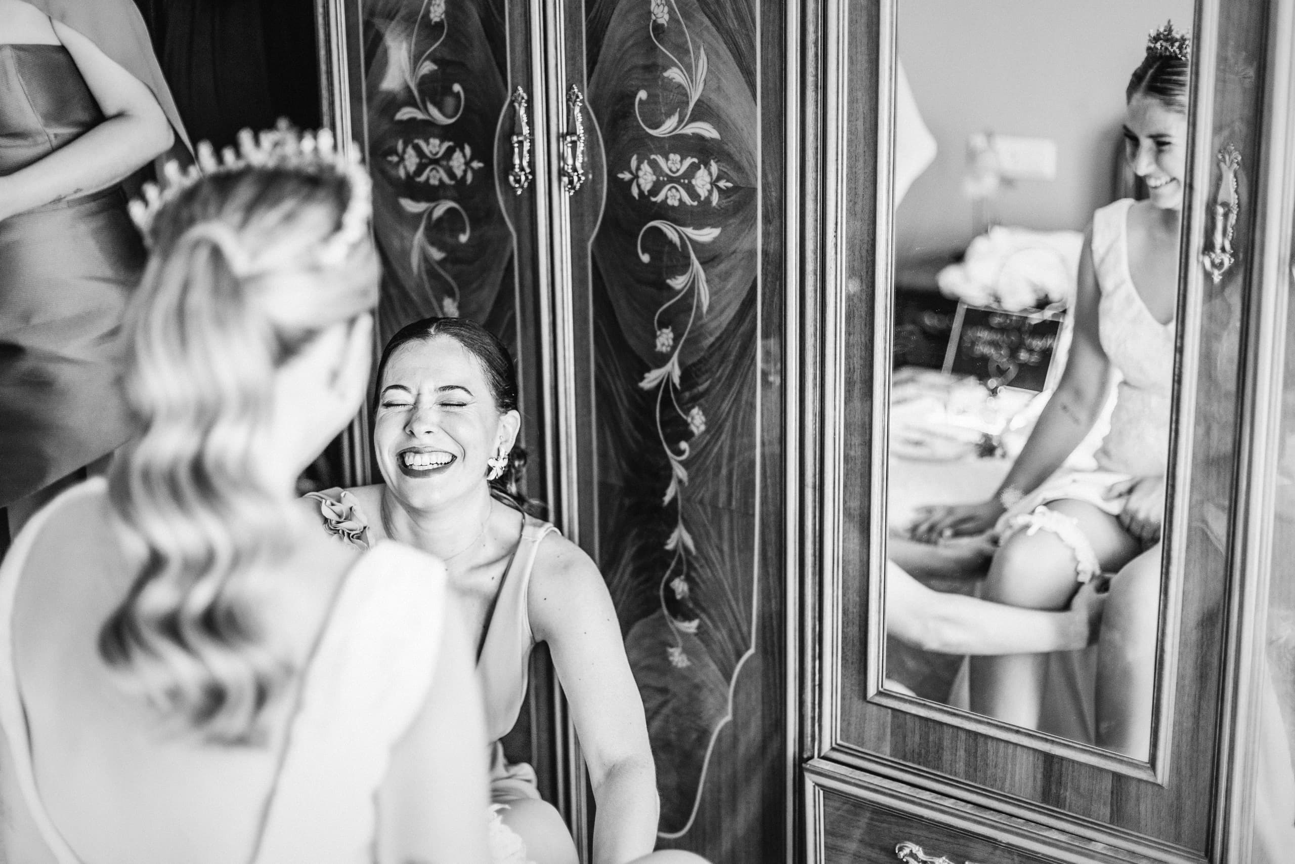 La novia riendo reflejada en el espejo, en blanco y negro