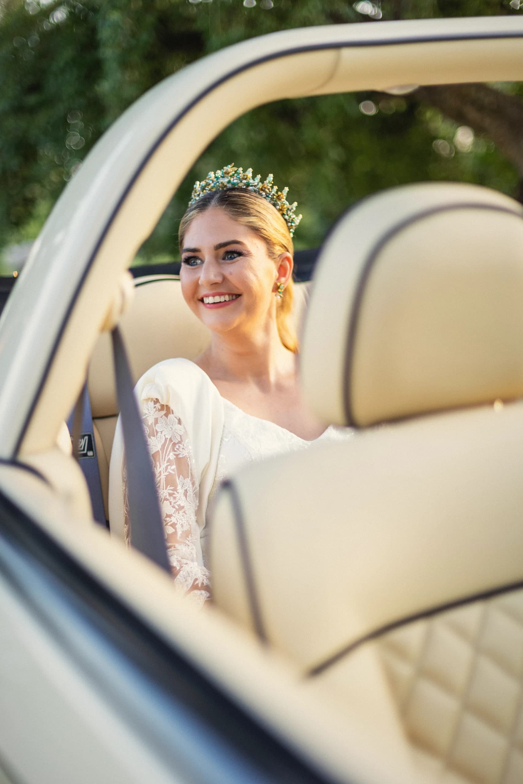 La novia con tiara sentada en el descapotable