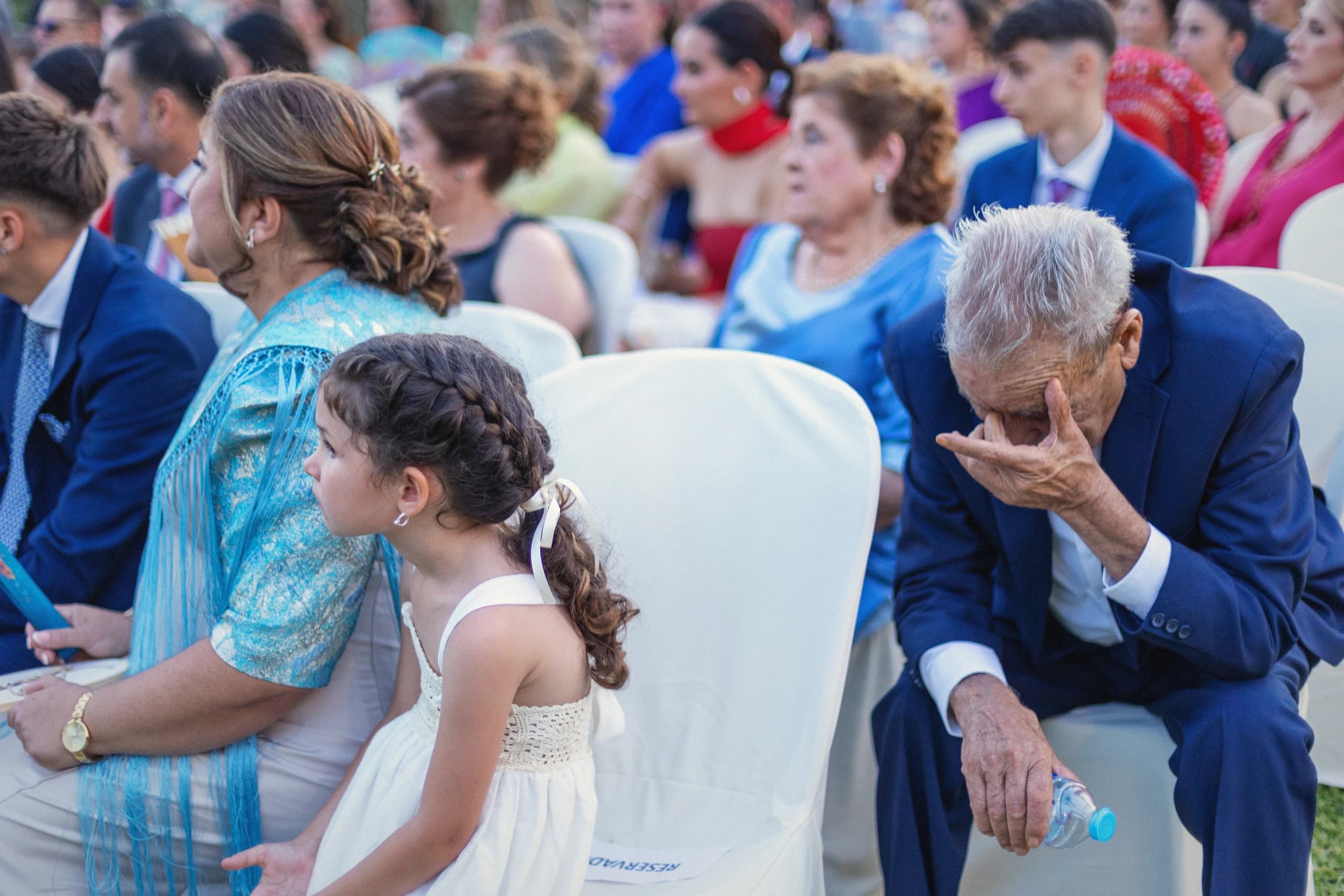 Un invitado emocionado durante la ceremonia