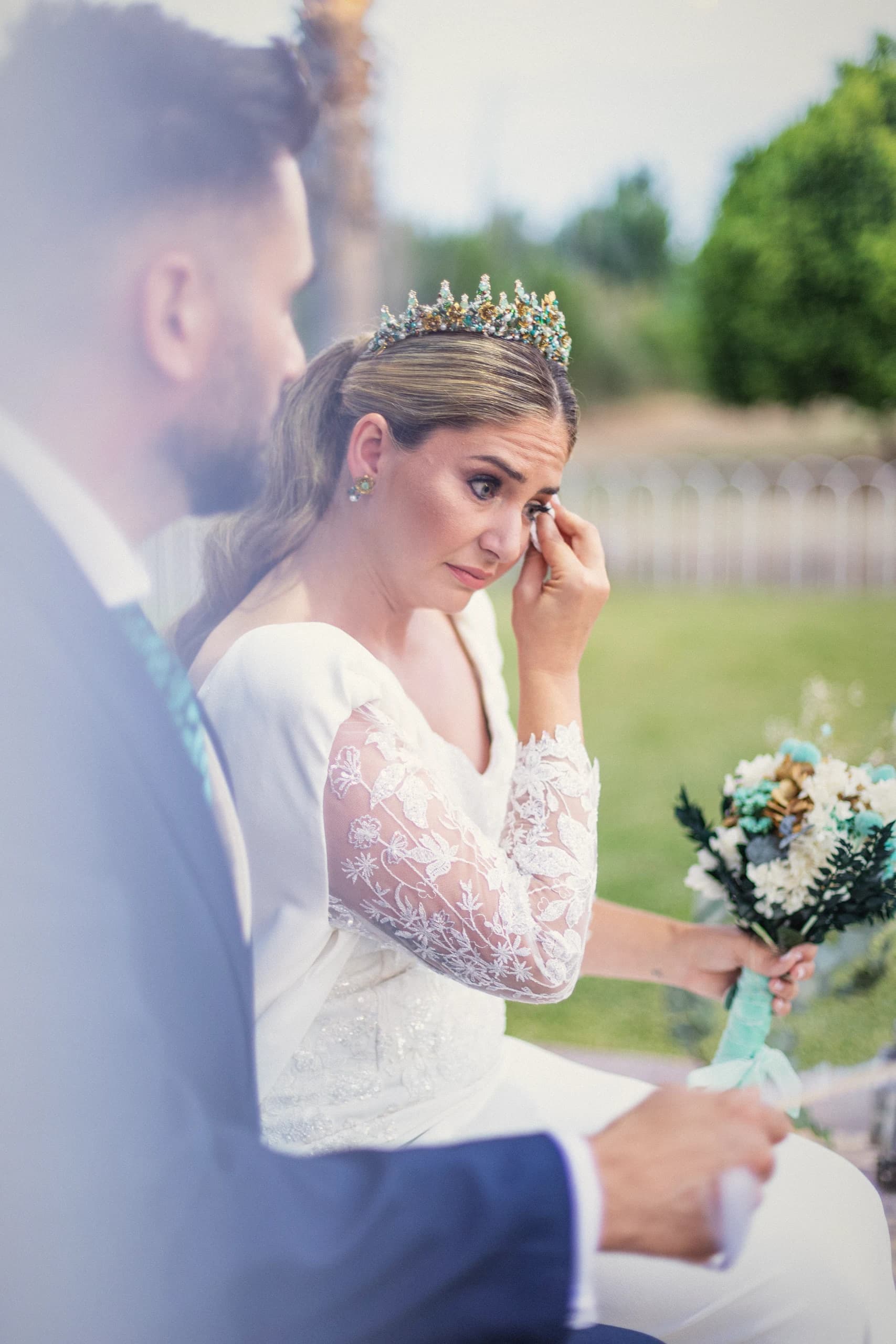 La novia secándose una lágrima durante la ceremonia