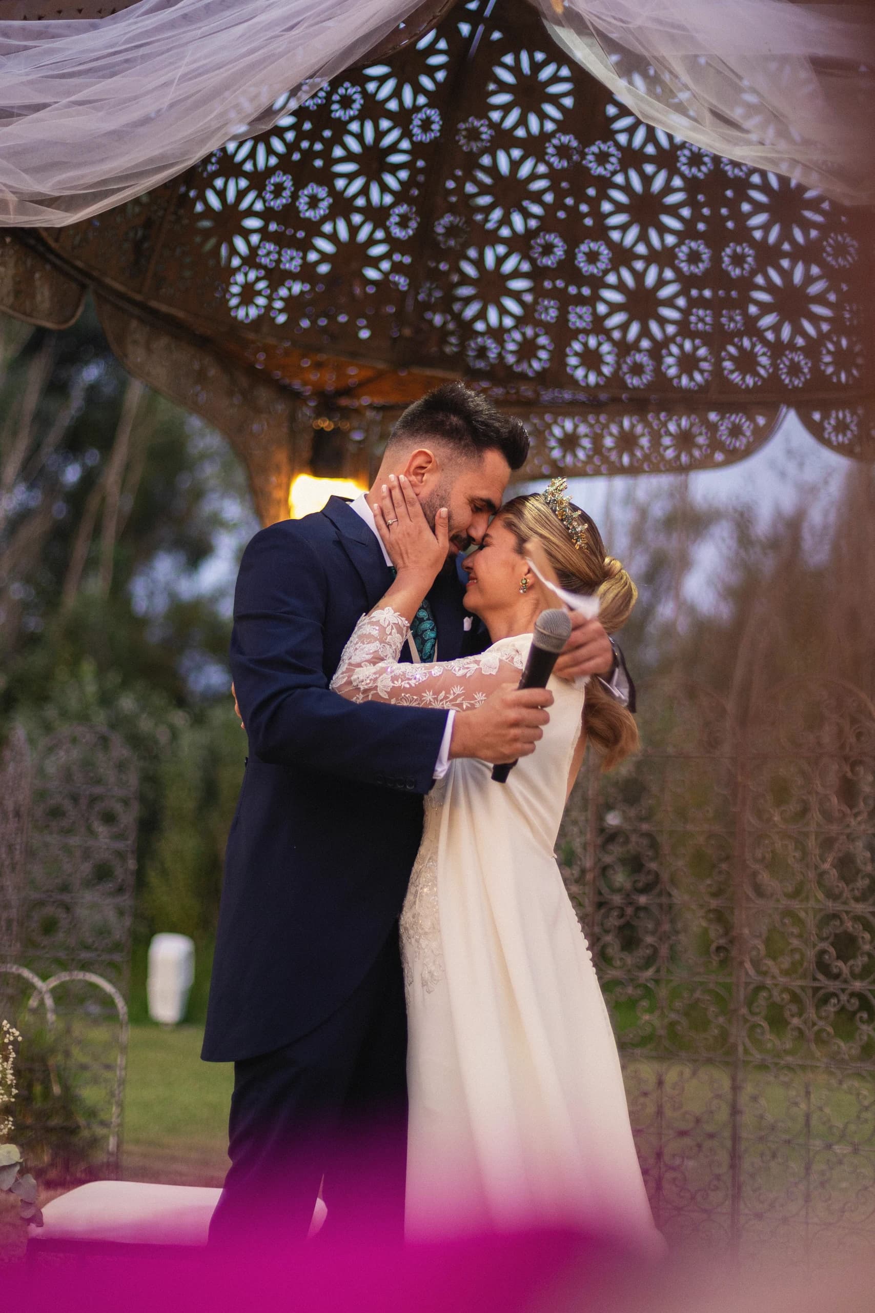 Beso bajo la celosía de la carpa