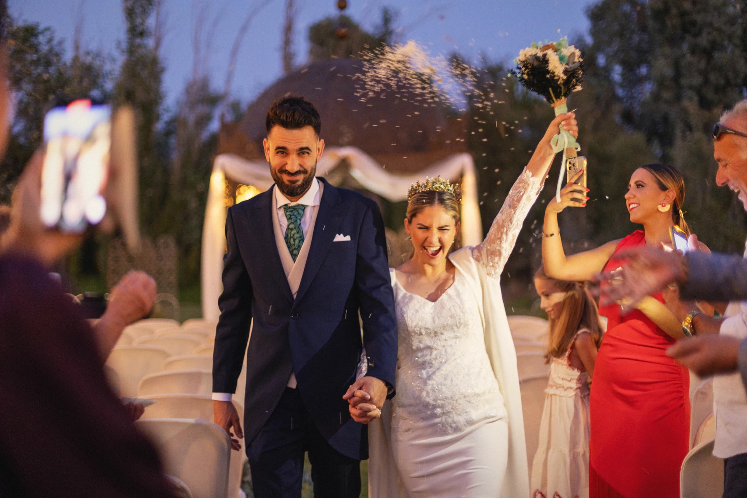 Los novios entrando en la fiesta entre confeti