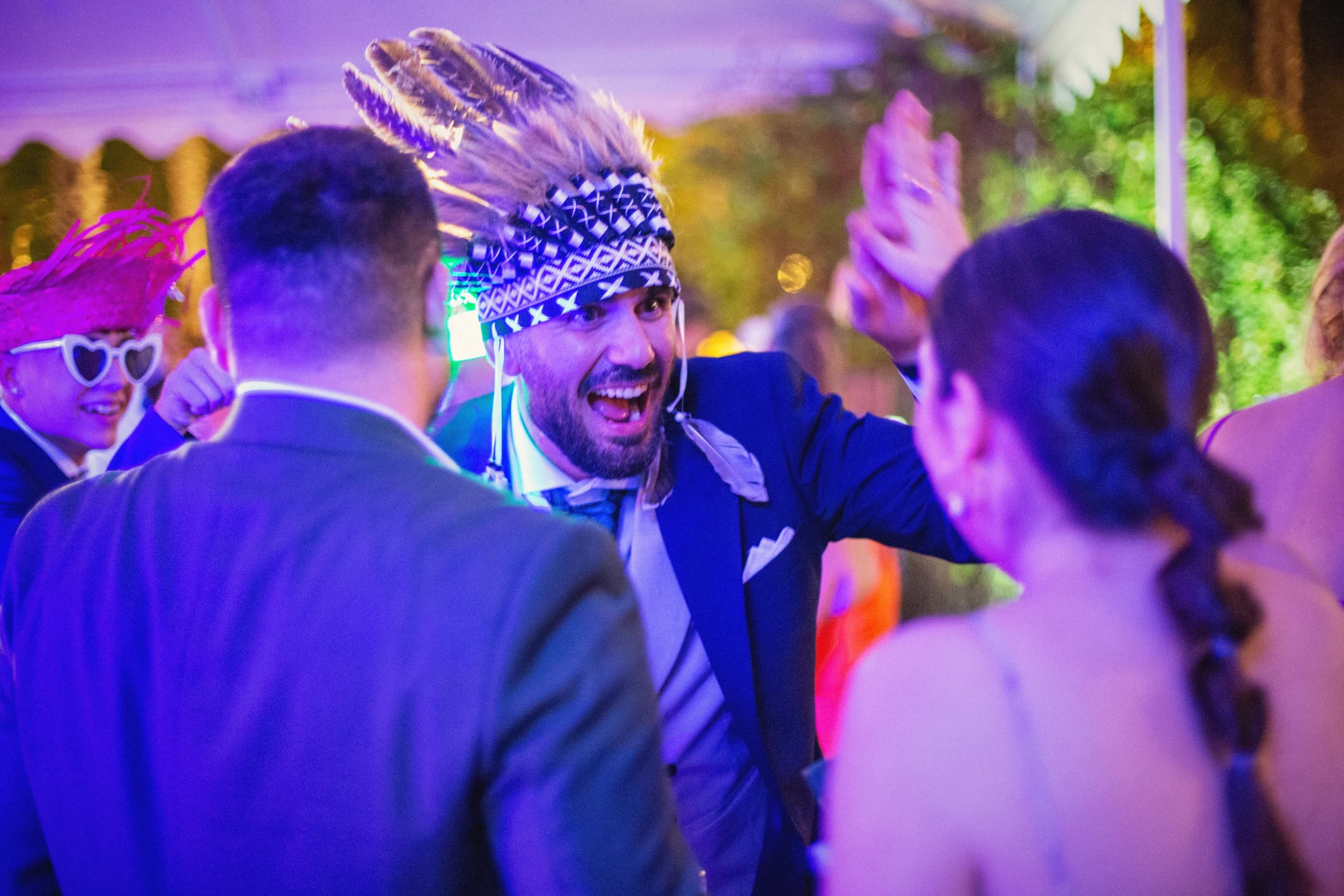 La fiesta con luces de colores y sombreros