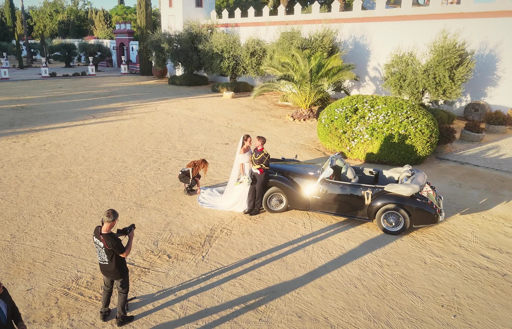 El equipo de EME fotografiando a una pareja junto a un coche clásico en una hacienda sevillana