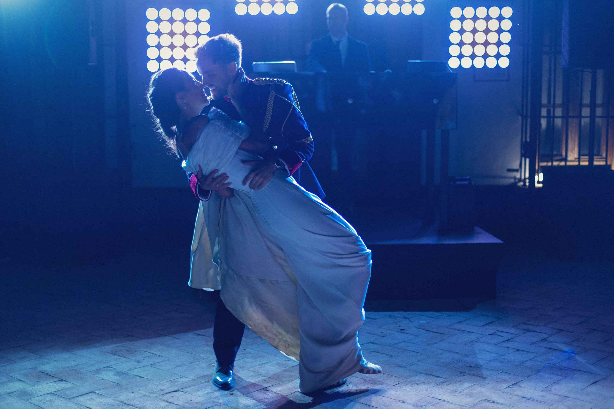 Primer baile de los novios bajo luces de escenario