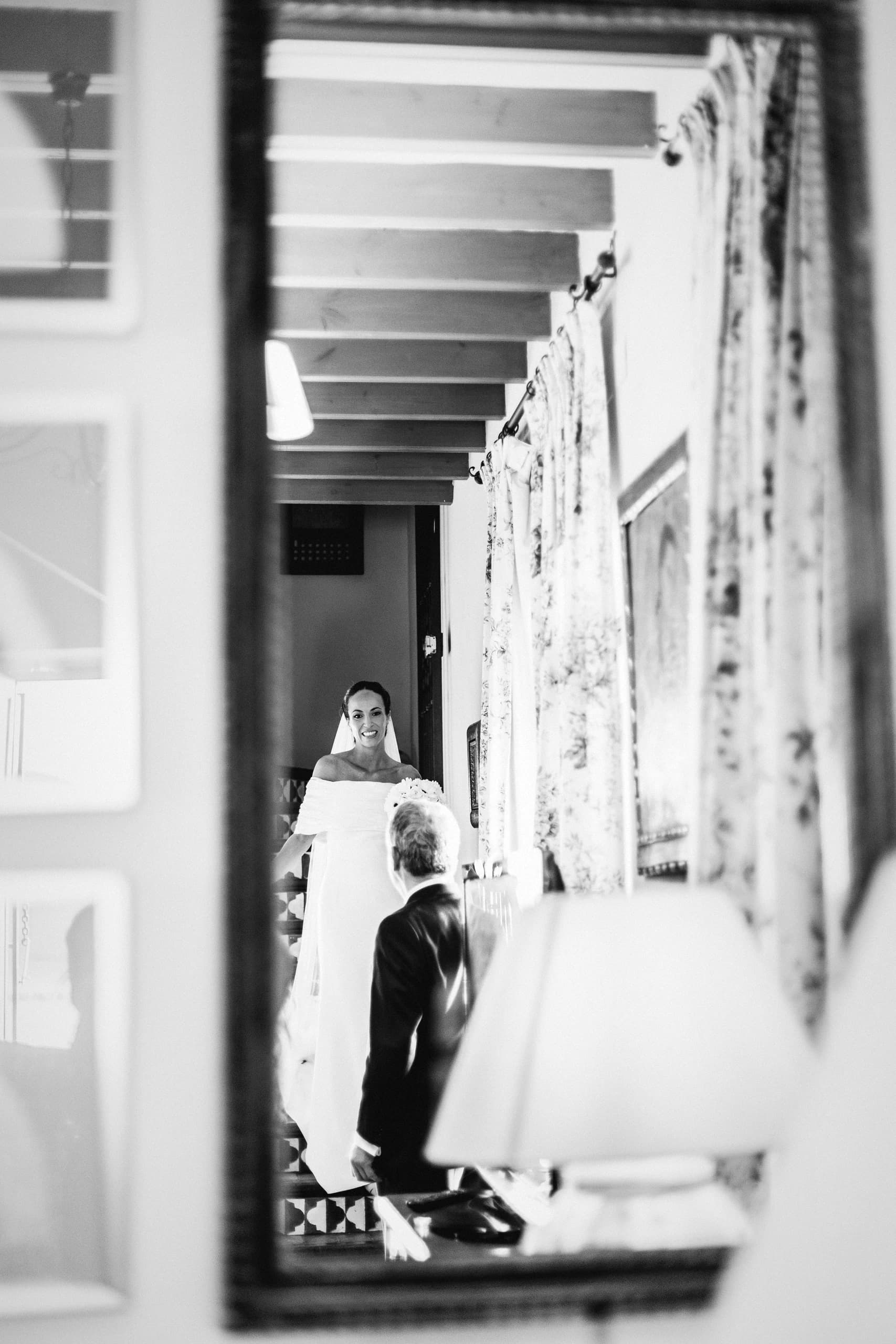 La novia reflejada en un espejo durante los preparativos