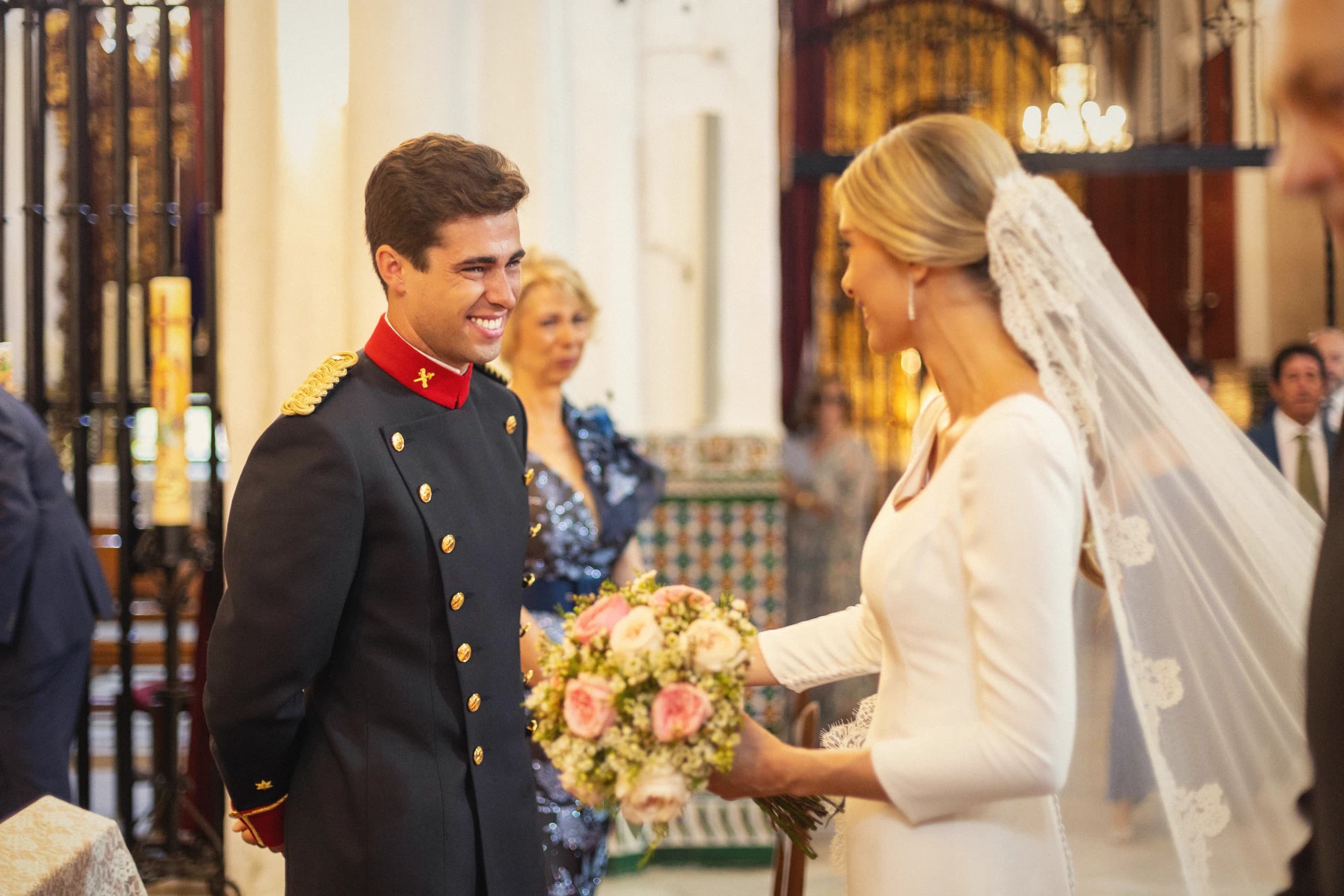 Los novios frente a frente bajo el velo