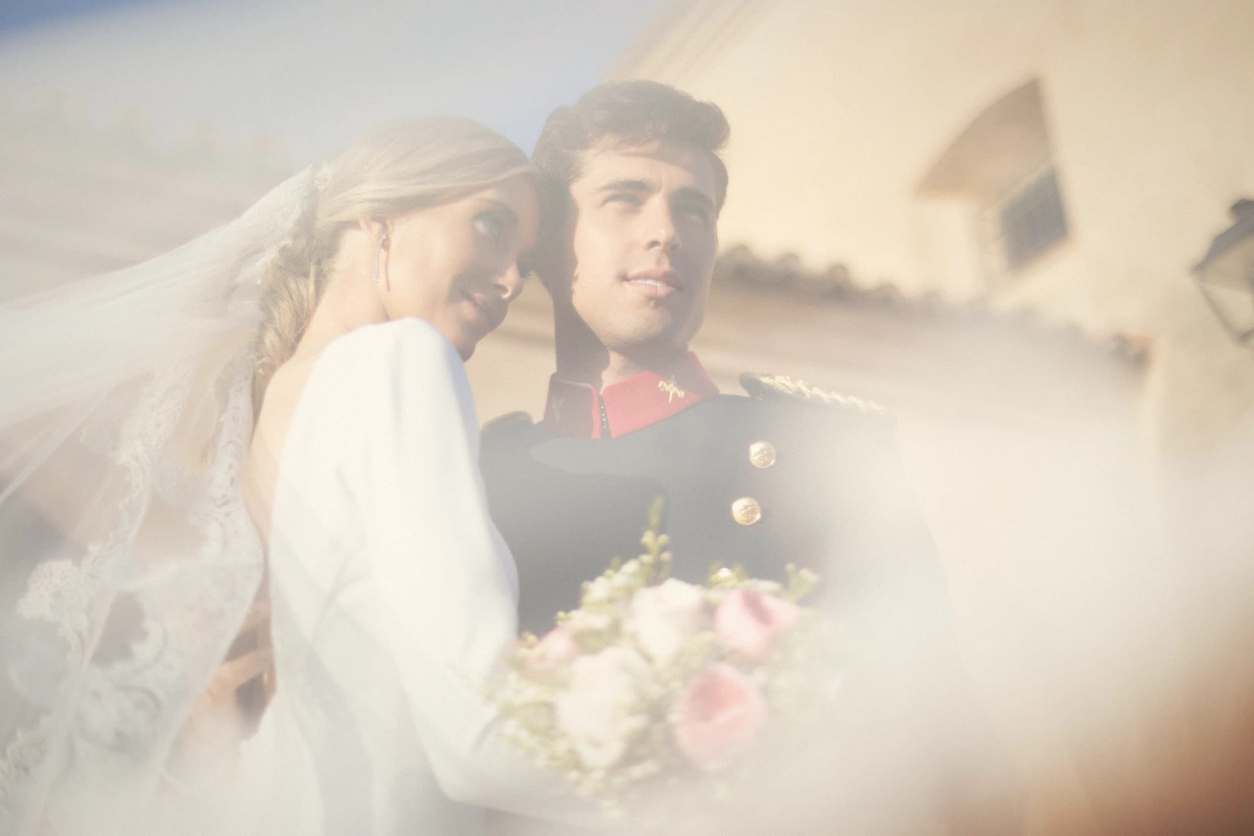 Los novios a través del velo, con el ramo