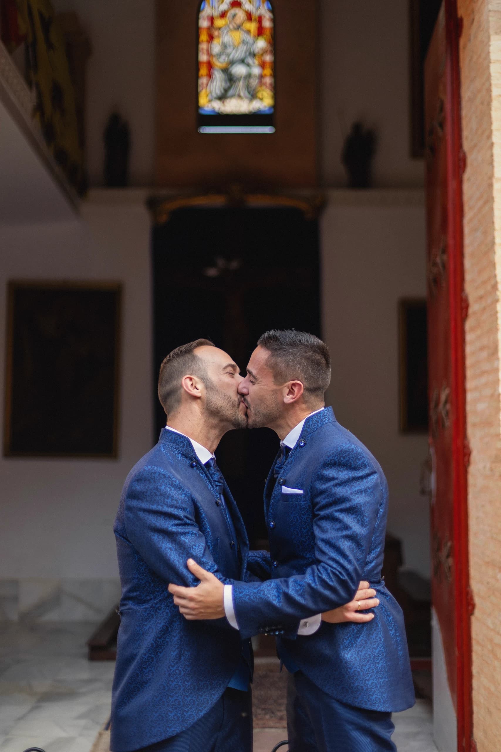 El beso tras el sí en el patio de la hacienda