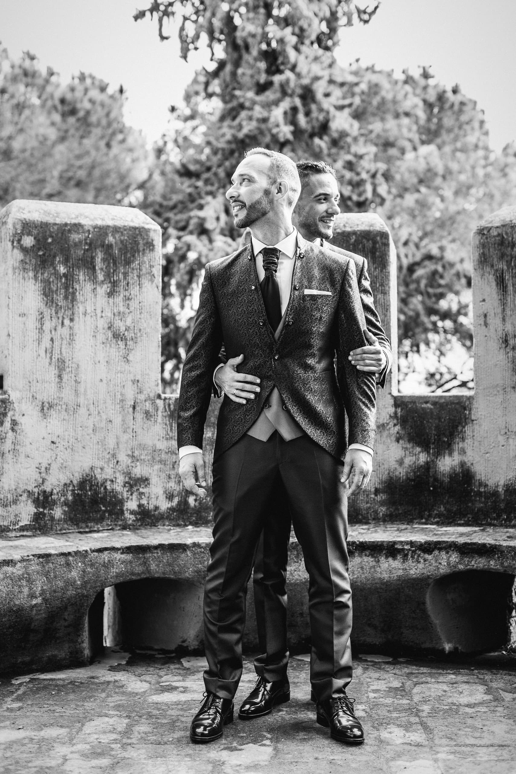 Retrato de los novios en la torre de la hacienda, en blanco y negro