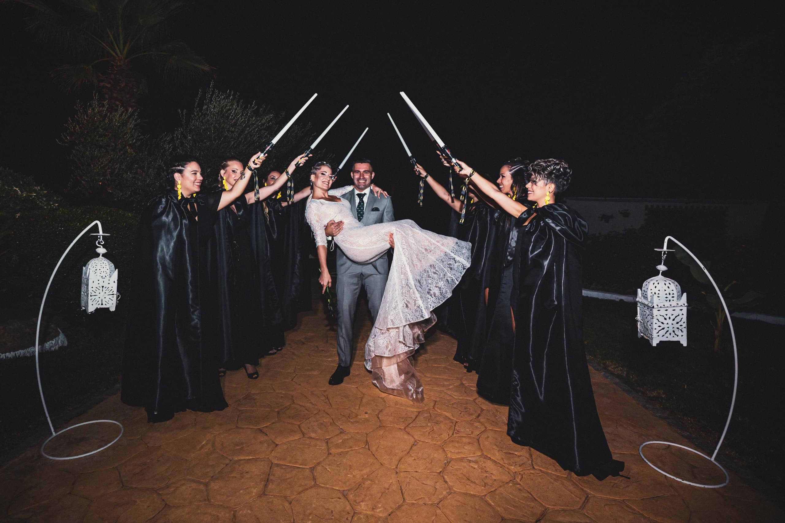 Pasillo de sables de luz para los novios