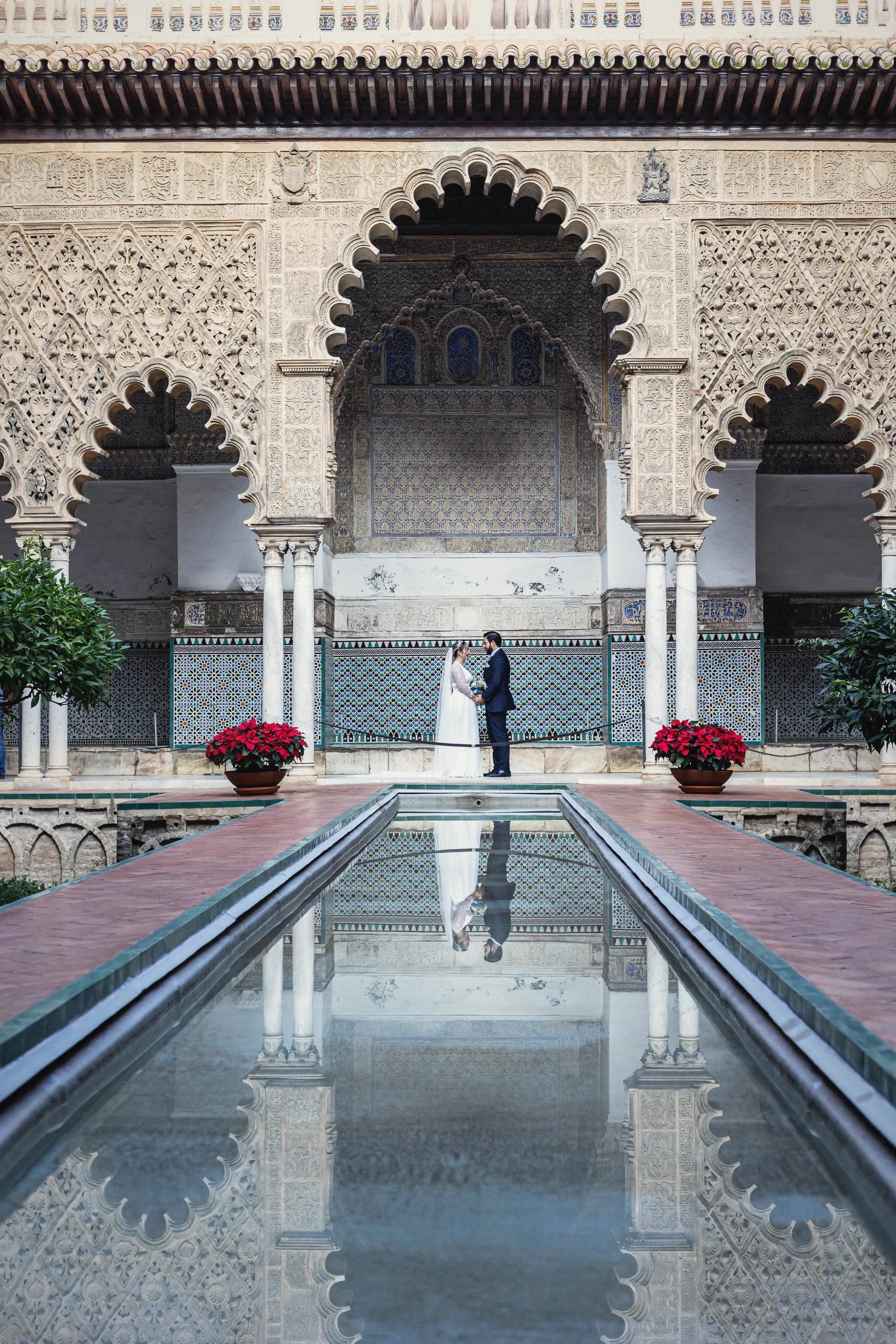Los novios reflejados en la alberca del Patio de las Doncellas