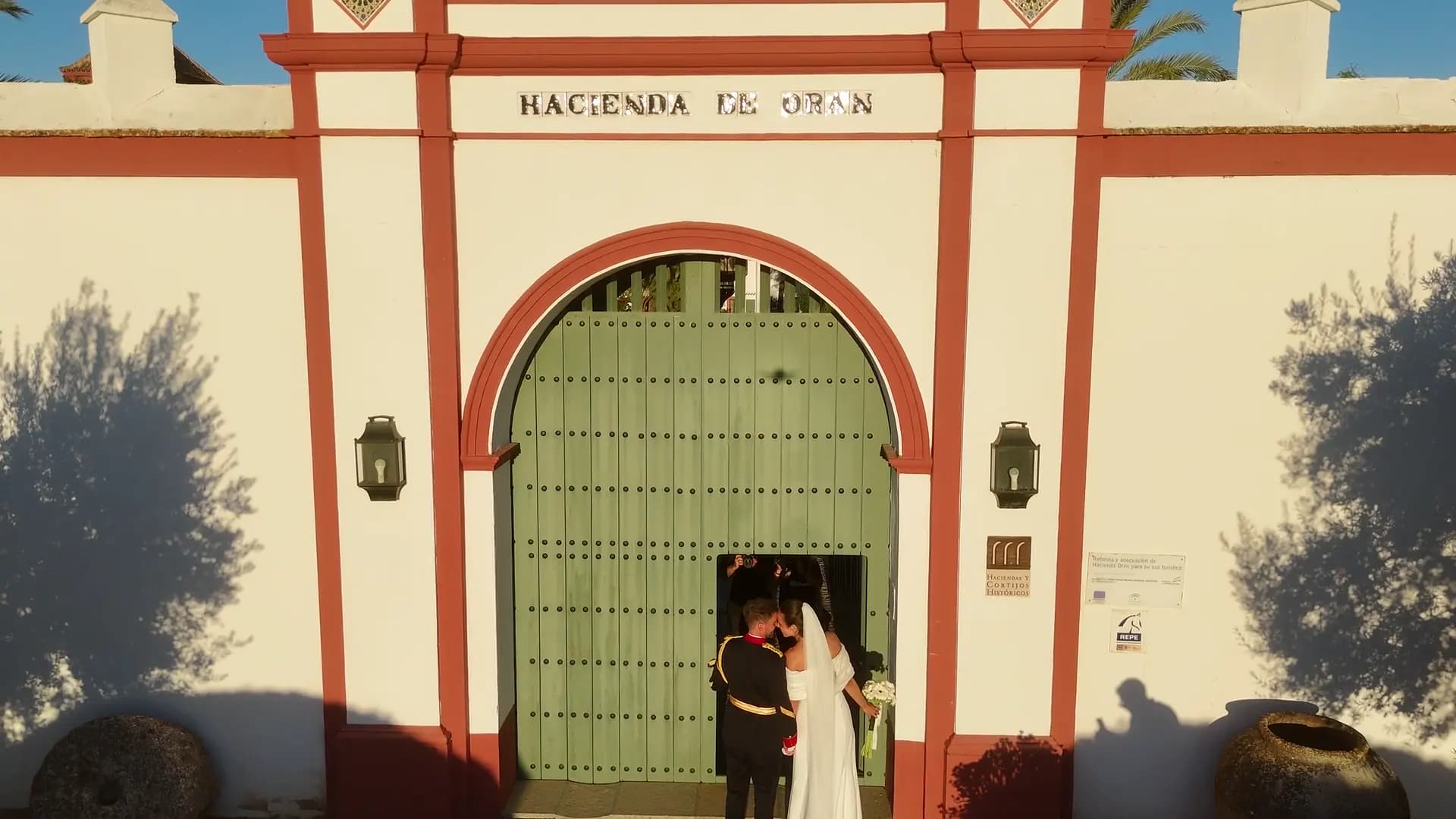 La hacienda y la pareja vistas desde el aire