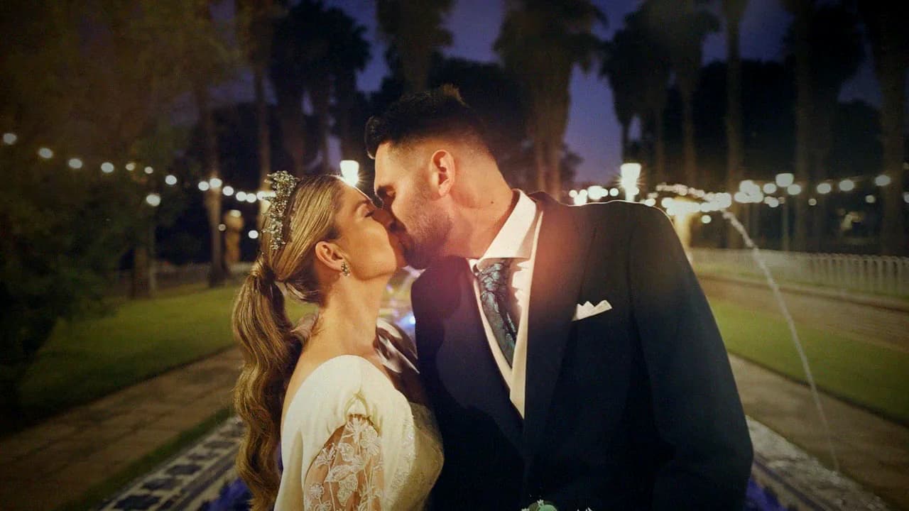 Los novios de noche bajo la luz de las farolas